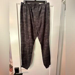 Vuori performance jogger in black camo